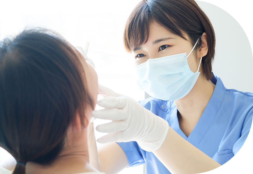 歯科衛生士がケアを行う様子